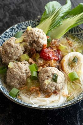  Bakso: Indulge in a Symphony of Savory Broth and Pillowy Meatballs for a Tastebud Tango!