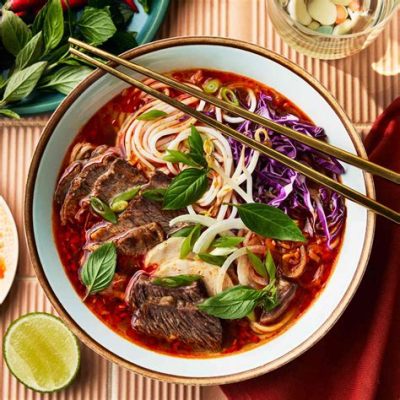  Bún Bò Huế: หากต้องการความเผ็ดร้อนที่ผสานรสชาติของความหอมมันจากเนื้อและกระดูก?