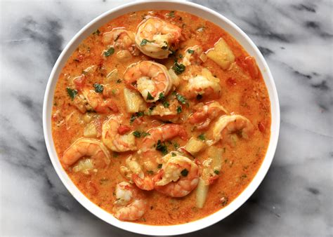  Moqueca de Camarão:  A Flavorful Symphony of Coconut Milk and Aromatic Spices Will Dance on Your Taste Buds!