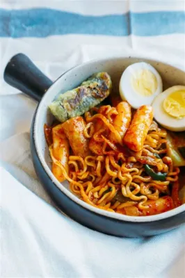  Ddeokbokki: สัมผัสความเผ็ดร้อนจุกใจและรสชาติเข้มข้นของเส้นบะหมี่เหนียวนุ่มที่แสนพิเศษ!