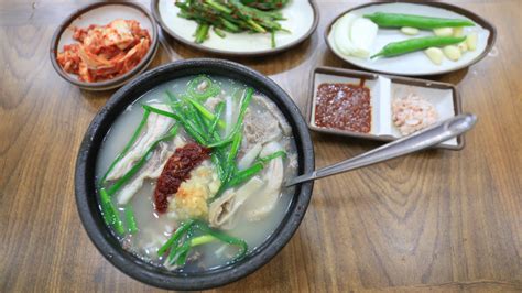  Dwaeji Gukbap: ซดร้อนหอมกรุ่น โรยหน้าด้วยพริกเผาและต้นหอม