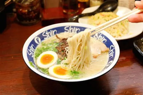  Hakata Ramen:  A Symphony of Umami Broth and Springy Noodles, Inviting You on a Culinary Adventure!