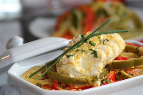  Moqueca de Peixe: สัมผัสรสชาติเข้มข้นของมหาสมุทรที่ผสานเข้ากับความหอมหวานของเครื่องเทศบราซิล