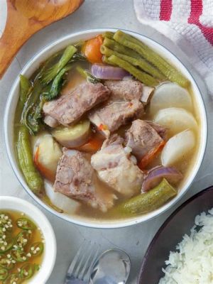  Sinigang na Baboy:  A Tangy and Refreshing Symphony of Sourness and Savory Pork Delight!